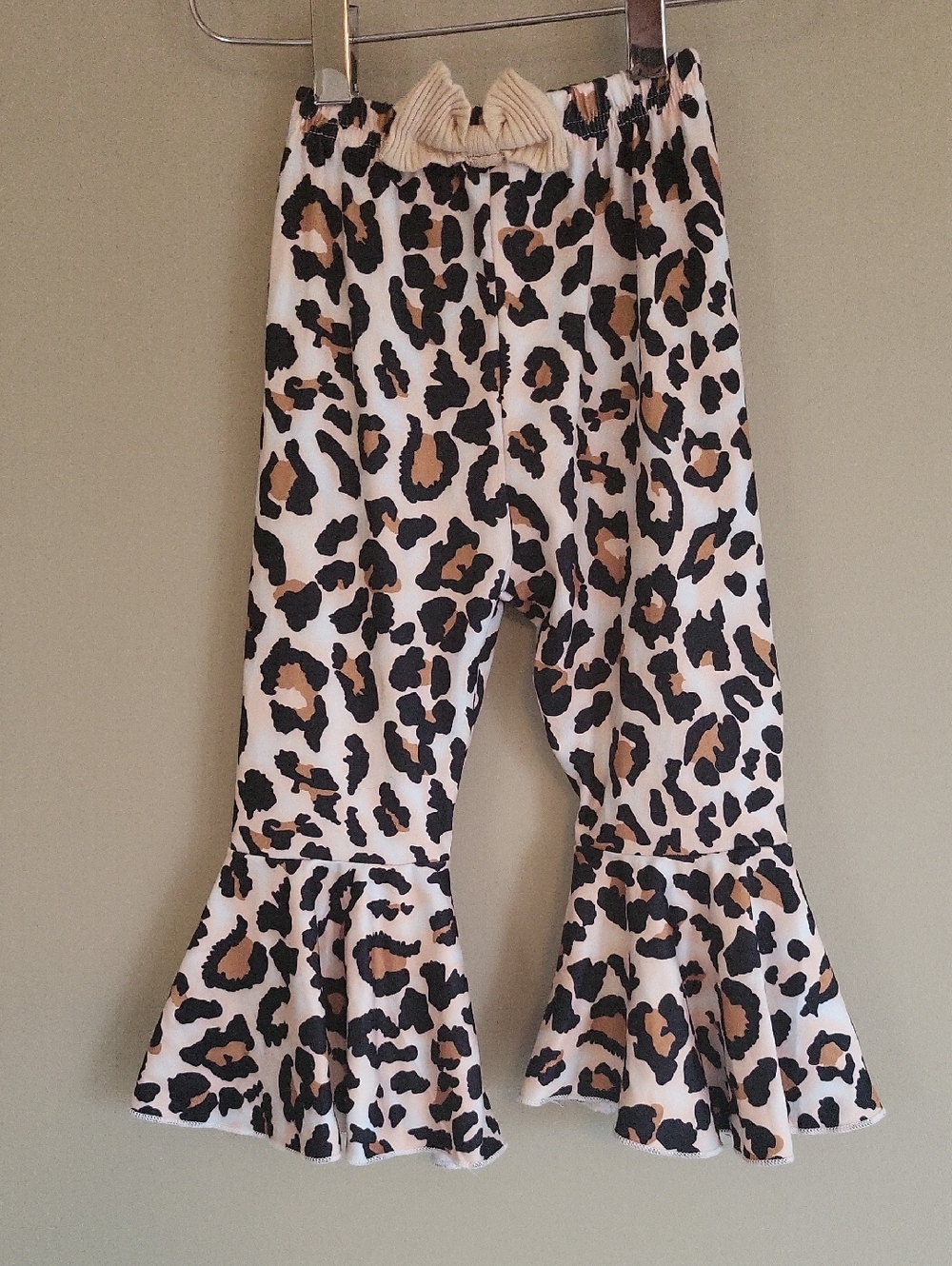 Leopard print ruffle hem pants witg bow detail